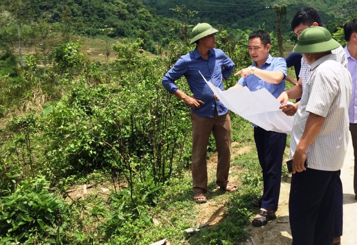 Đoàn giám sát của HĐND tỉnh kiểm tra vị trí dự kiến xây dựng nhà máy Thủy điện Huổi Văn, xã Nậm Hàng, huyện Nậm Nhùn. 
